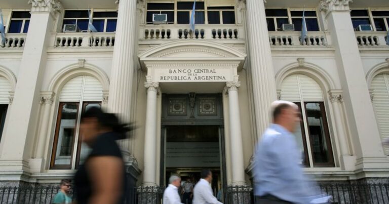 El hombre de Caputo en el BCRA explicó el plan para que el dólar toque el piso de la banda de flotación