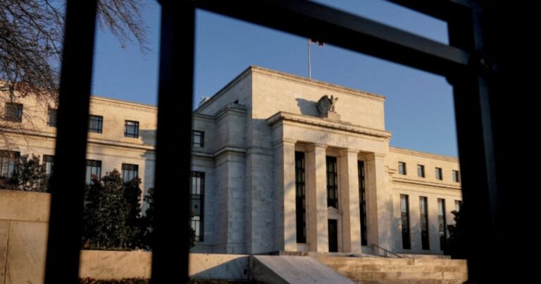La Fed inició la reunión sobre las tasas en EEUU bajo la incertidumbre arancelaria y la presión de Trump