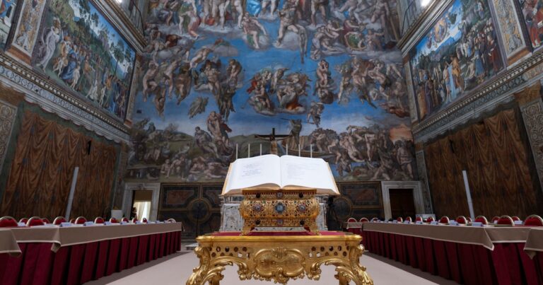 Todo listo para el cónclave 2025: así se ve la Capilla Sixtina, a la espera de los 133 cardenales