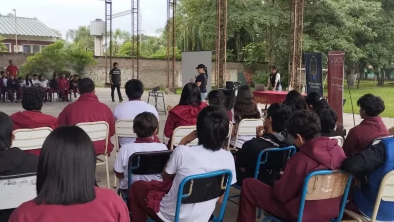 Más de 900 estudiantes secundarios aprendieron sobre los riesgos y consecuencias del ciberbullying