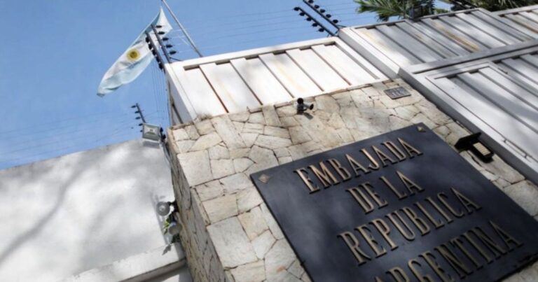 Opositores al chavismo que estaban refugiados en la embajada argentina, salieron de Venezuela