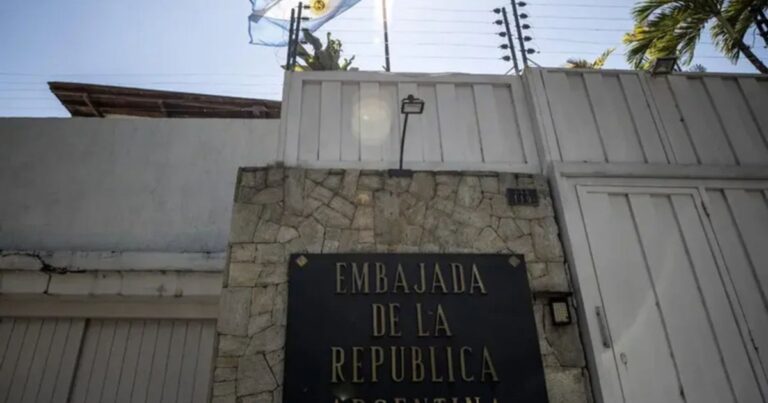El Gobierno confirma la salida de los cinco venezolanos refugiados en la embajada argentina en Caracas