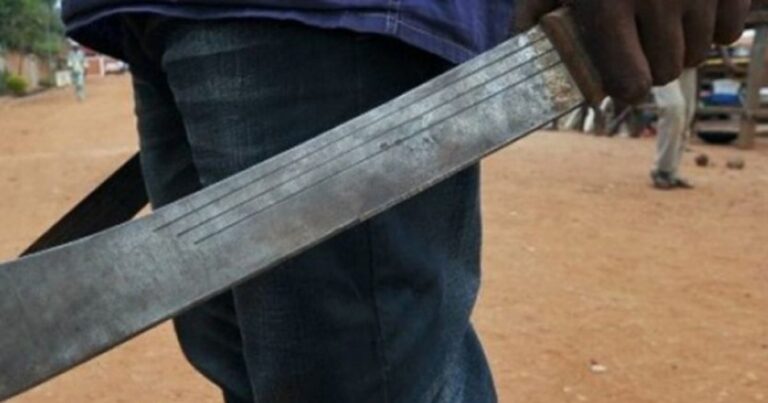 Le cortó la oreja con un machete a su vecino