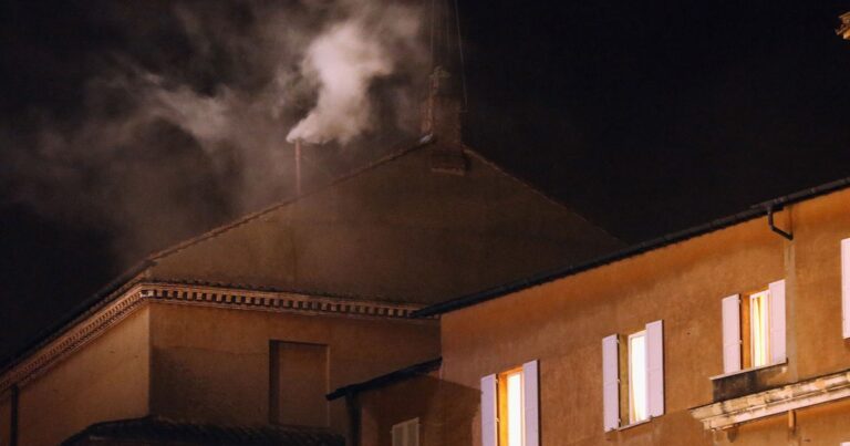 La historia de la fumata blanca: cómo y por qué el Vaticano usa humo en cada cónclave para anunciar al Papa