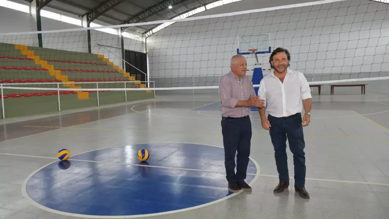 Gustavo Sáenz en J.V. González: recorrido por el nuevo polideportivo municipal y entrega de maquinarias