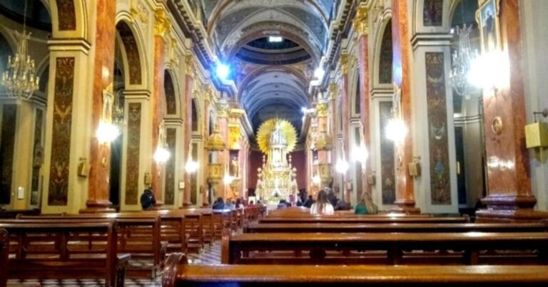 Testimonios de los salteños en la Catedral, mientras se reúne el cónclave que elegirá al nuevo Papa