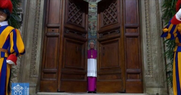Cerraron las puertas de la Capilla Sixtina y comenzó el cónclave para elegir al nuevo papa