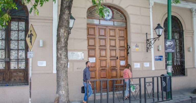 Clases con normalidad en la escuela Güemes pese al fuerte olor a gas que hubo