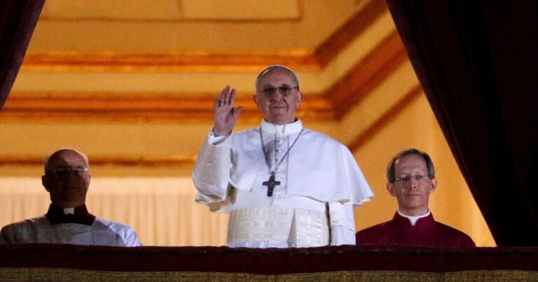 Cuánto duró el cónclave para elegir al Papa Francisco y cuántas votaciones hubo