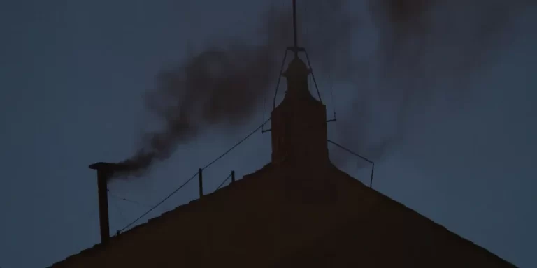 Conclave sin definición: fumata negra en el Vaticano tras la primera votación