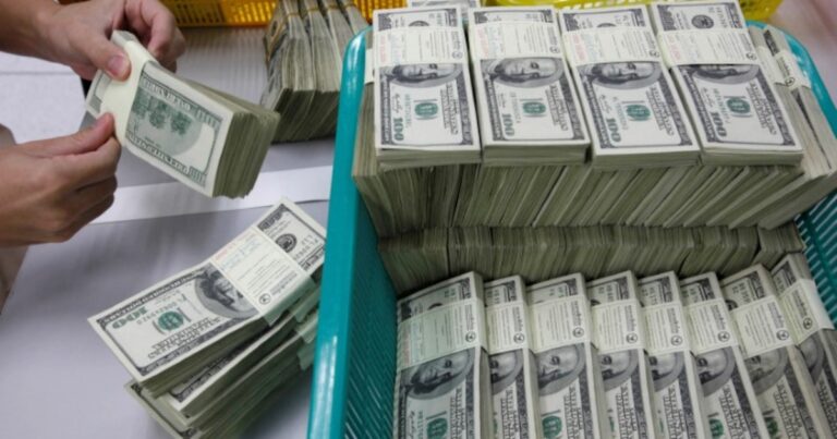 Jornada financiera: el dólar cayó con fuerza en todos las franjas del mercado