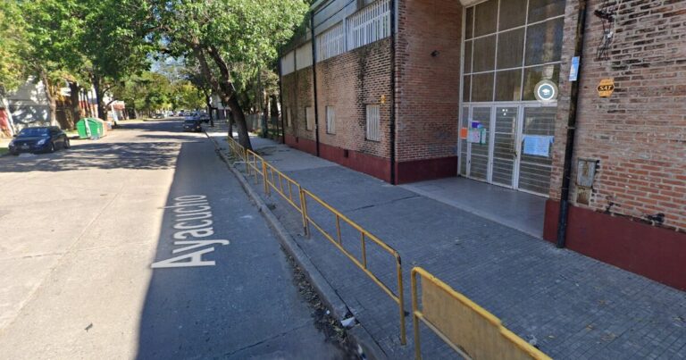 Rosario: dejaron un mensaje mafioso en una escuela para Los Monos y un joven relacionado con la barra de Rosario Central