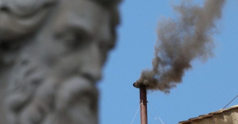 CONCLAVE. Nueva fumata negra en el Vaticano: siguen los debates y votaciones para conocer al nuevo papa