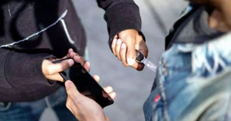 Brutal asalto en pleno centro en Cerrillos: lo atacaron entre cinco y le robaron la billetera