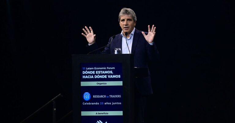 Caputo habló sobre las medidas que vienen: “Hay USD 200.000 millones en los colchones, ¿por qué no usar esos dólares?”