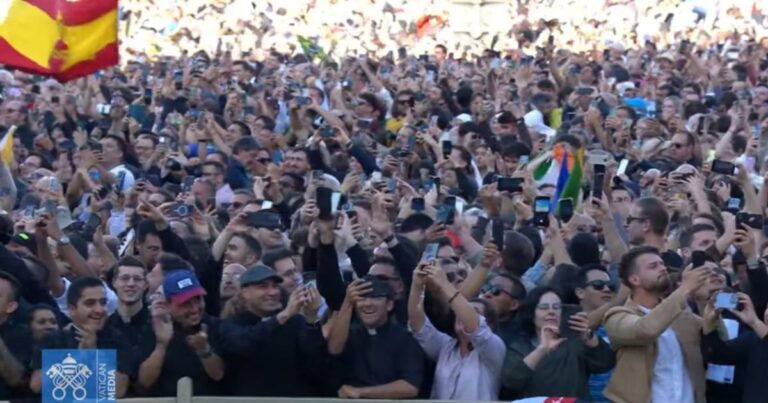 VIDEO. La reacción de los fieles en la plaza a la fumata blanca y las campanadas en la basílica San Pedro