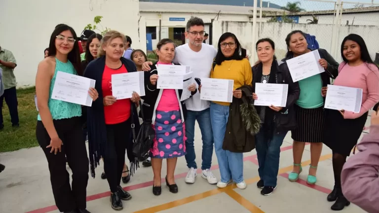 UPATecO: Más de 480 vecinos recibieron su certificado de cursos dictados en los CICs