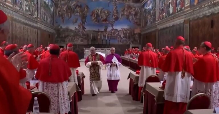 Las primeras Imágenes de León XIV en el Vaticano: oración a solas y un guiño a la sencillez