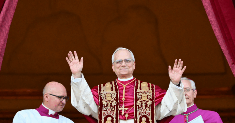 El nuevo Papa tuvo un famosísimo cantante internacional en su asunción que se robó todas las miradas