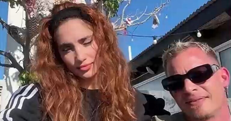 Melody Luz y Santiago del Azar estuvieron a los besos en vivo