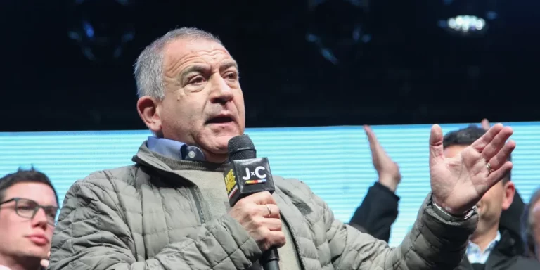 Luis Juez sufrió el robo de su celular mientras daba una entrevista en vivo