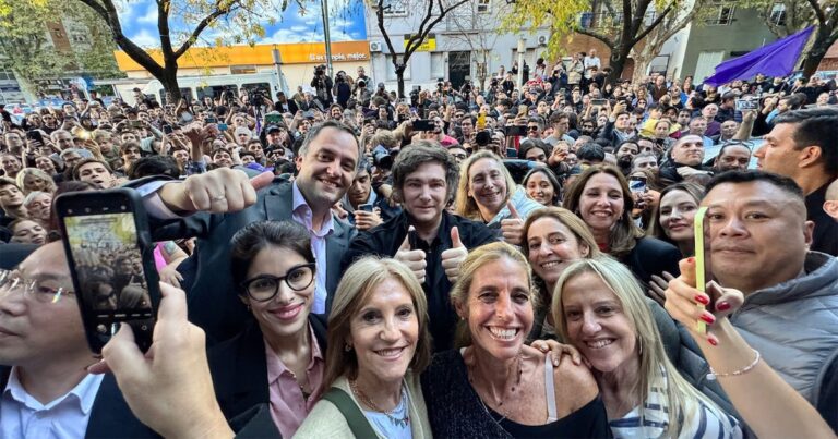 Milei se volvió a mostrar en campaña con Adorni: “No se dejen psicopatear con la mentira de Ficha Limpia”