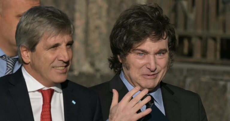 El Gobierno apura el anuncio para que los argentinos saquen los “dólares del colchón” y afirma que se respetarán todas las normas antilavado