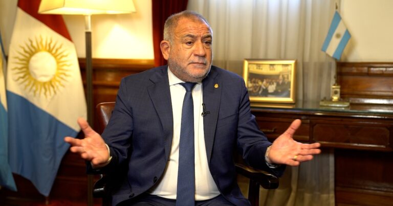 Insólito: le robaron el teléfono a Luis Juez mientras brindaba una entrevista radial