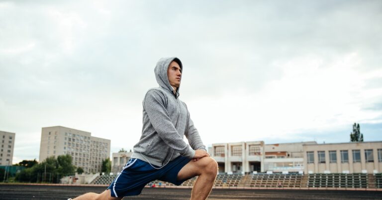 Cinco estiramientos diarios recomendados por un experto en flexibilidad para mejorar la movilidad y aliviar la tensión muscular