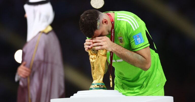 Las confesiones del Dibu Martínez: cómo cambió su vida desde que es campeón del mundo y el récord que lo obsesiona en la Selección