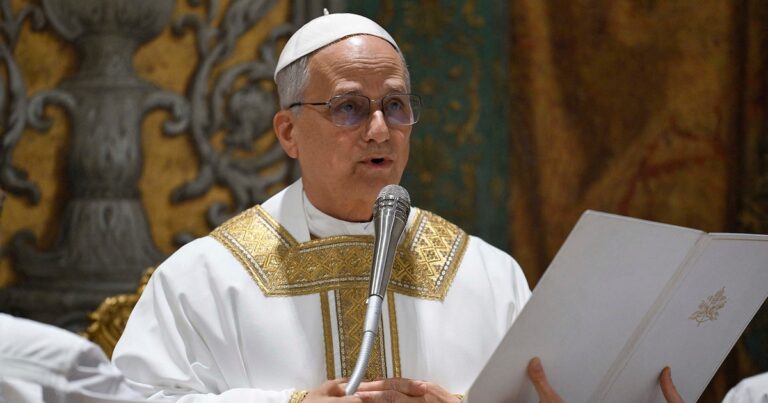 En su primera homilía, el papa León XIV citó palabras de Francisco y pidió tomar a Jesús como modelo