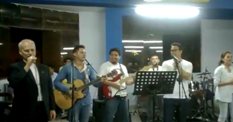 El video del Papa León XIV cantando villancicos en 2014 en Perú que se viralizó en las redes
