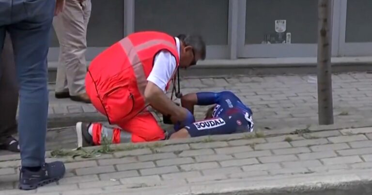 Grave accidente en el Giro de italia: ciclista sufrió una impactante caída a 5 km de la meta y se fracturó una vértebra