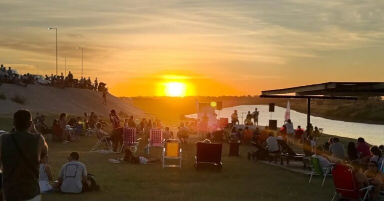 El pueblo que queda a 155 kilómetros de la Ciudad de Buenos Aires que tiene termas y un “Bosque Encantado” con más de 85 especies de árboles