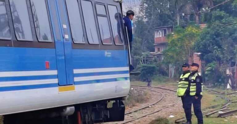 Tensión y malestar en Salta: tren atropella a un joven y los pasajeros quedan varados