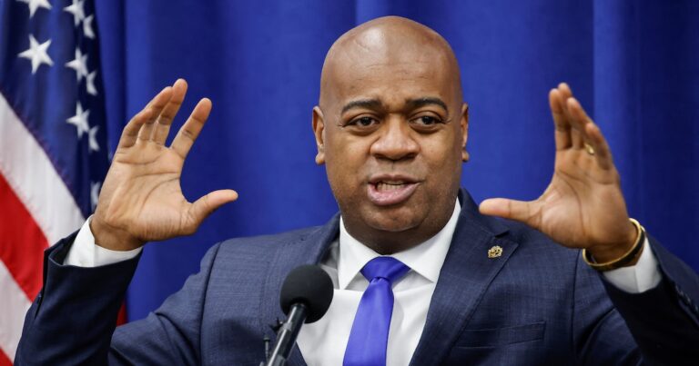 Detienen al alcalde de Newark por ingresar sin permiso a centro de detención del ICE en Nueva Jersey