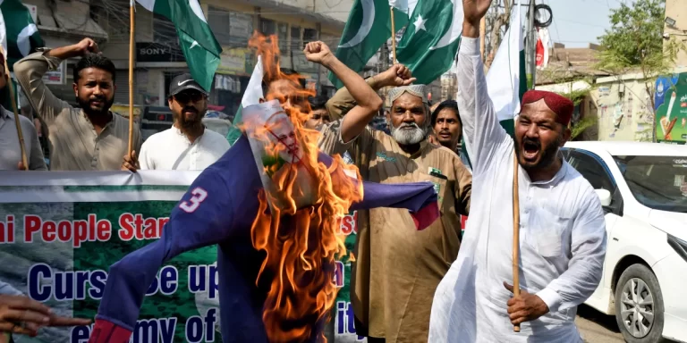 India bombardeó tres bases militares de Pakistán y deja al menos 4 heridos