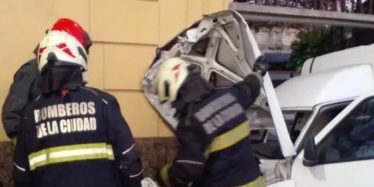 Un muerto y un herido de gravedad luego de que una camioneta fuera arrollada por el tren sarmiento