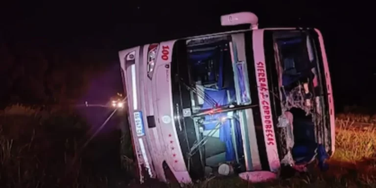 Volcó en la ruta 8 un colectivo de larga distancia con pasajeros que viajaba a Retiro y hay decenas de heridos