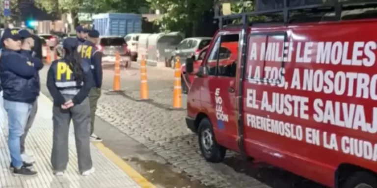 Detuvieron a siete militantes radicales que hacían campaña contra Javier Milei