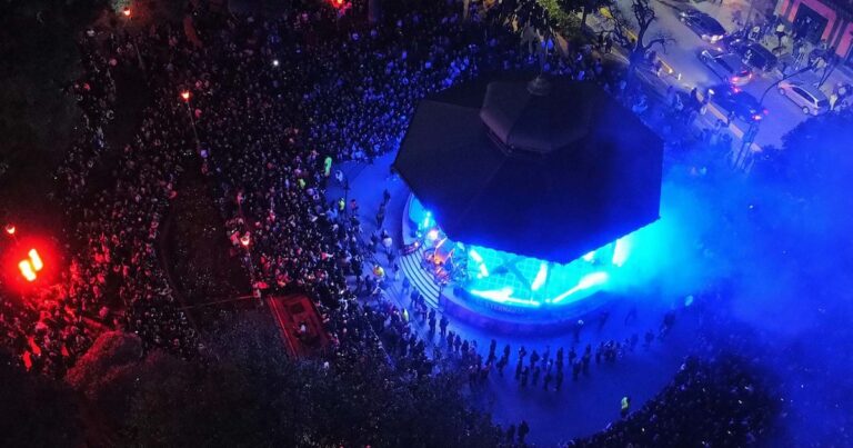 Furor por El Eternauta en Belgrano: miles de fanáticos se reunieron para una recreación del final de la serie