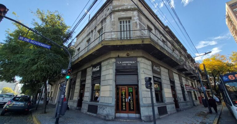 Cafetines de Buenos Aires: una esquina histórica de Constitución donde predomina una extraña tonalidad de verde