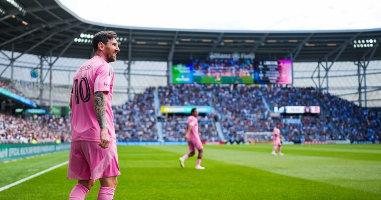 Control, giro y zurdazo cruzado: el gol de Messi en la dura derrota del Inter Miami