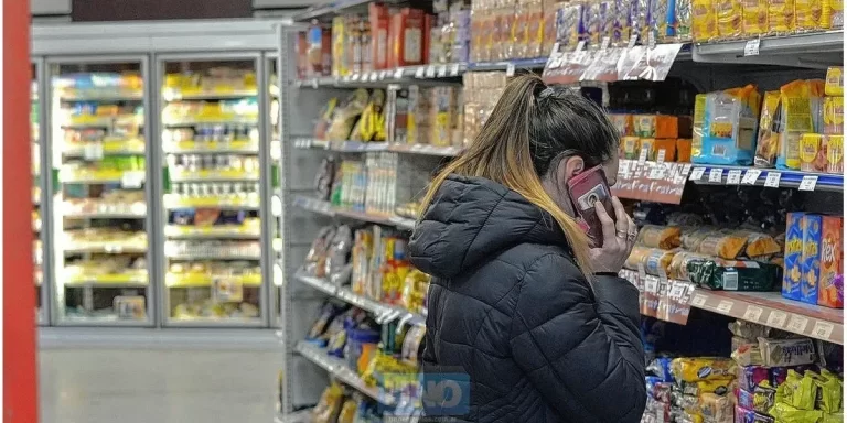 Dos salarios mínimos cubren 8 días de gastos de una familia en Argentina