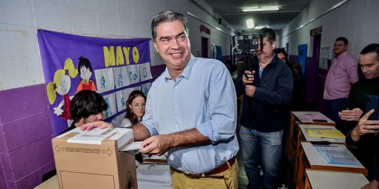 Jorge Capitanich votó en Chaco y apuntó contra el oficialismo: “Hay que optar entre comer o pagar la luz”