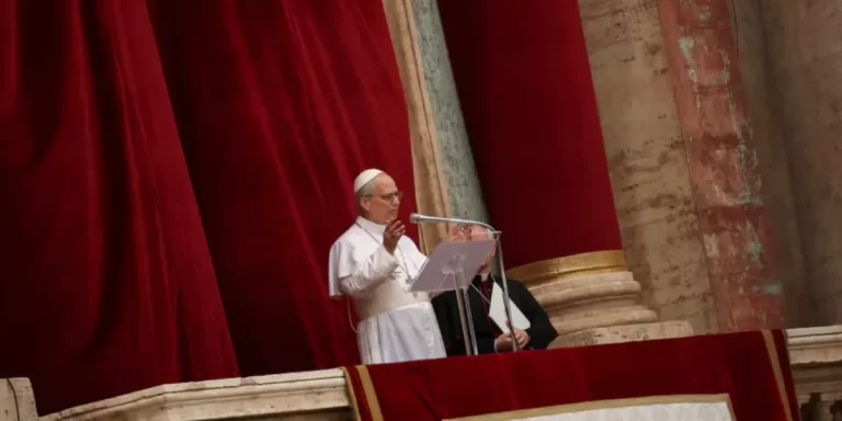 El papa León XIV pidió la paz por Ucrania y Gaza en su primer discurso en el vaticano