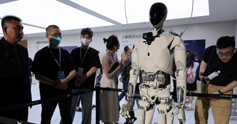 En video: robot pierde el control y ataca a dos personas durante una prueba de funcionamiento