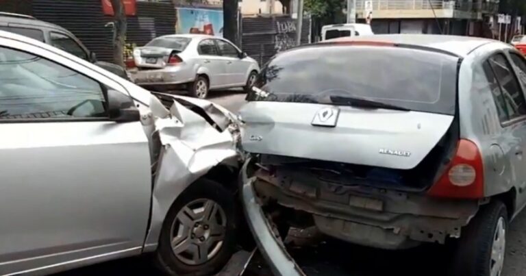 Choque en cadena en Salta: una mujer herida y un conductor huyó del lugar