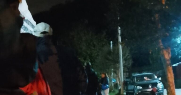 Quejas en Cerrillos por los turnos en el hospital: deben hacer fila desde la madrugada