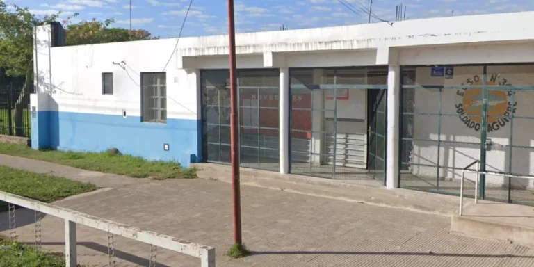 Un alumno llevó un arma a una escuela de Rosario y disparó al escapar